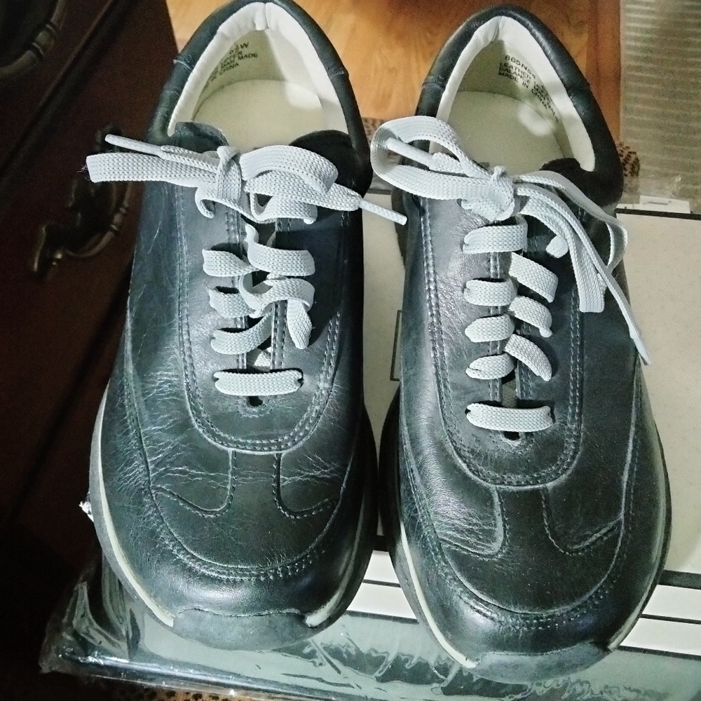 tennis shoes women's